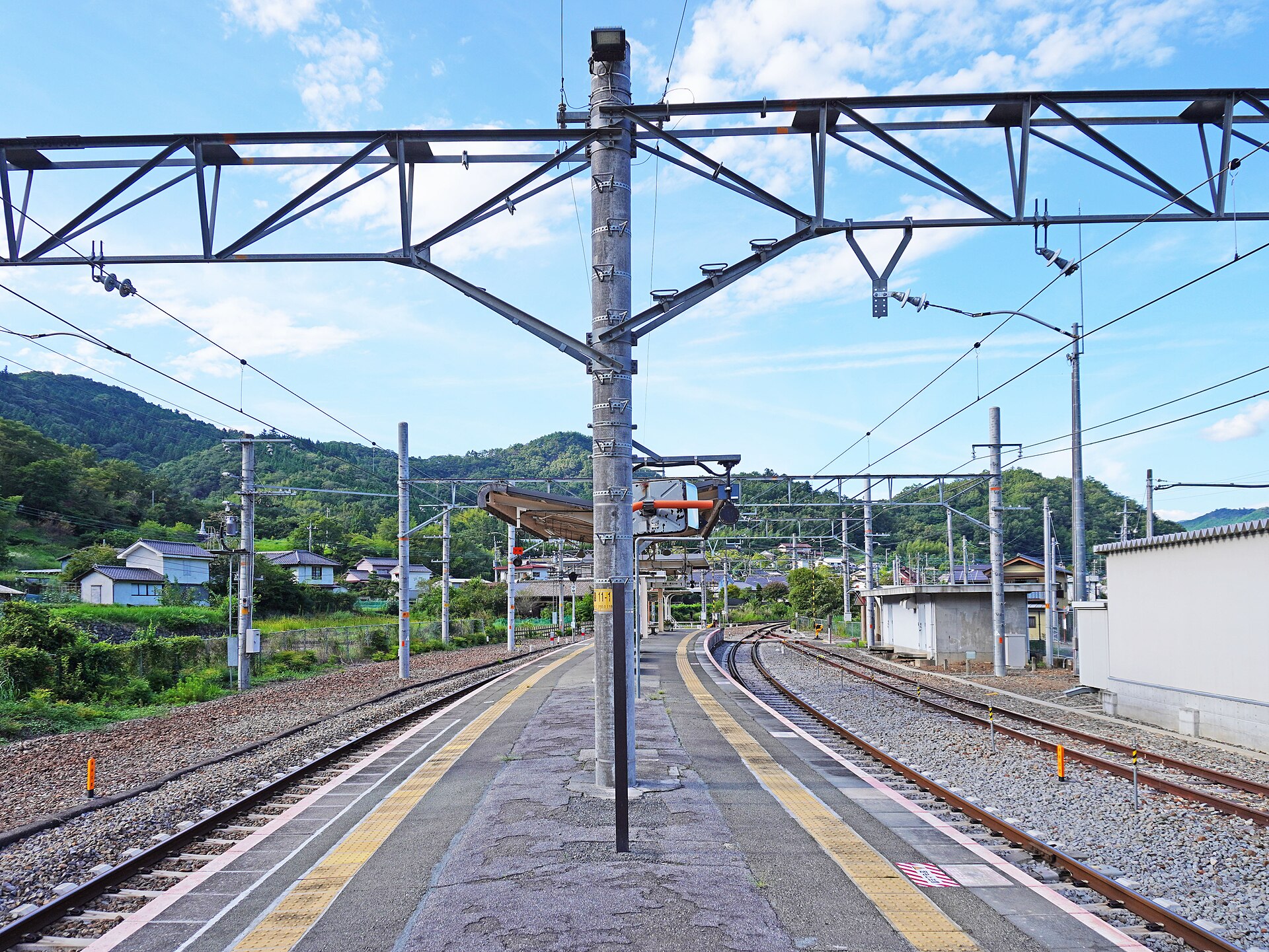 Platform at JR Kai-Tokiwa Station on the Minobu Line