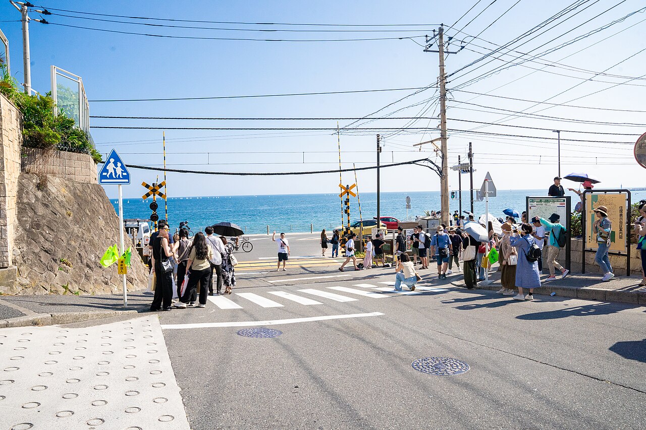 Kamakura-Koko-Mae railway crossing near the Shonan coast