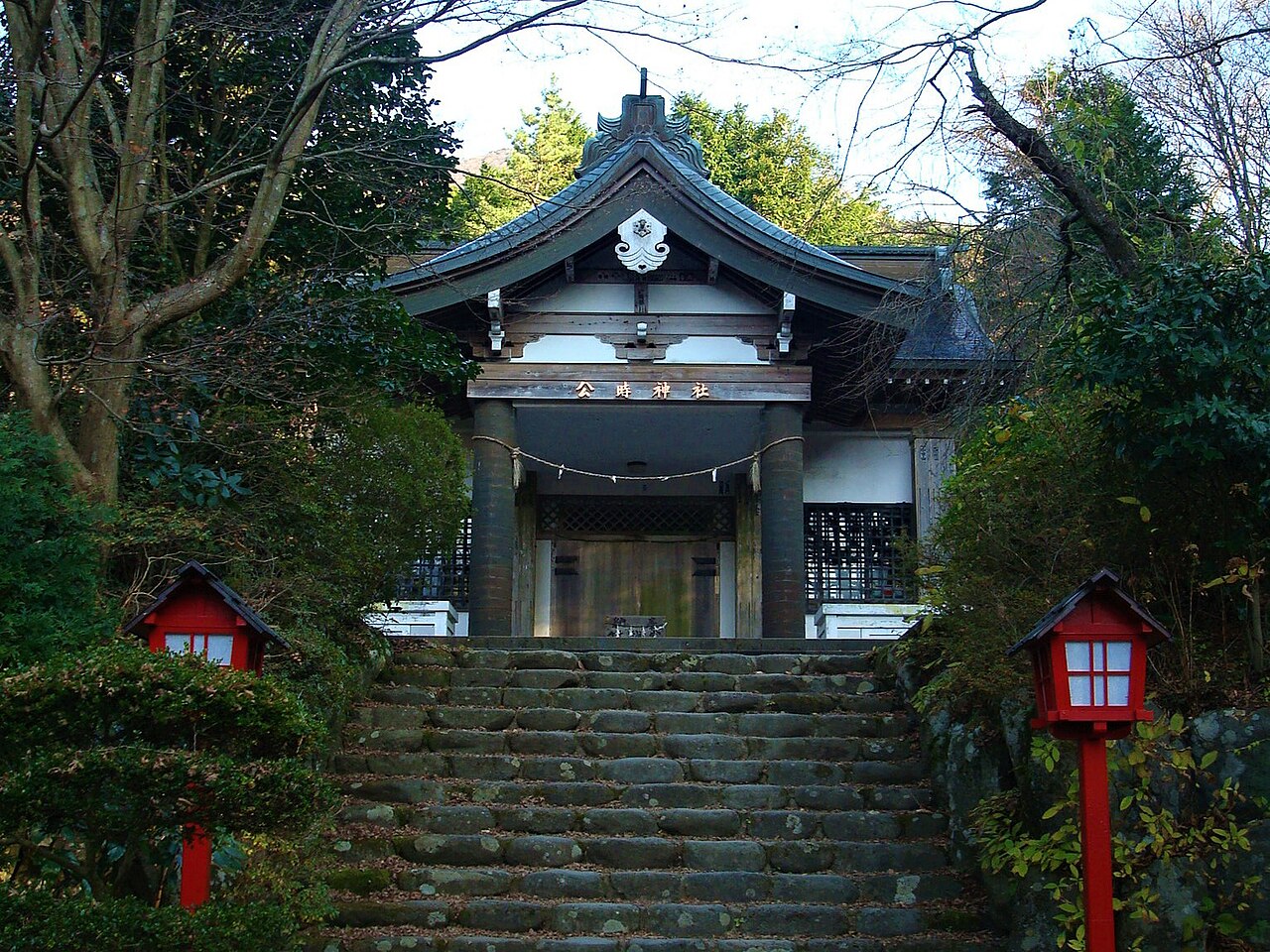 Kintoki Shrine surrounded by forest in Sengokuhara, Hakone