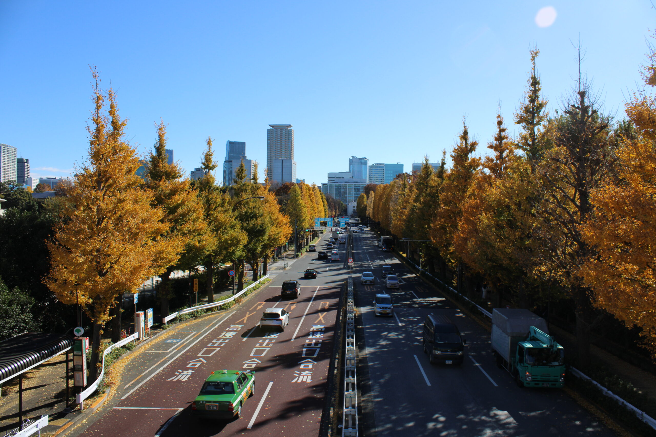 Current southeast view from Shinanomachi Station footbridge in Tokyo